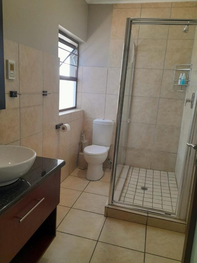 47 On Preston Guesthouse Йоханнесбург Экстерьер фото