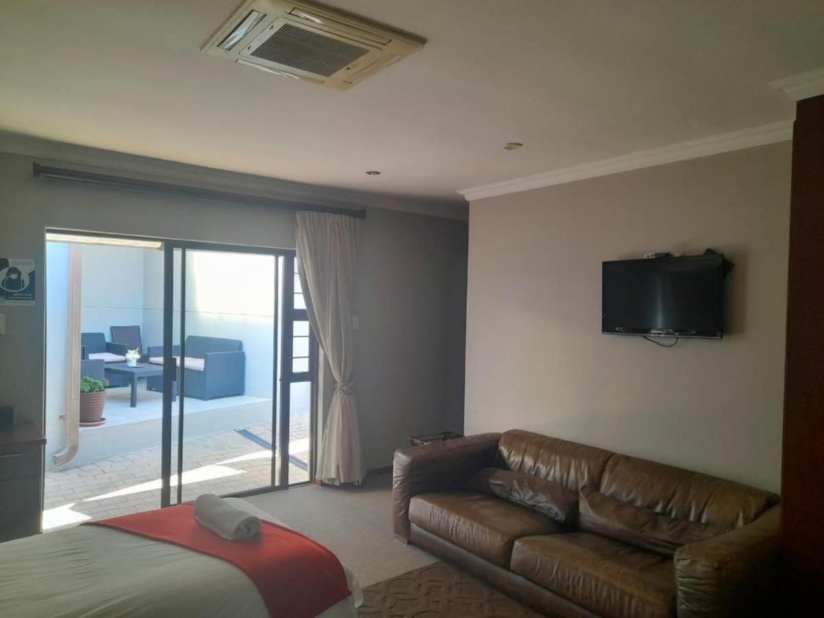 47 On Preston Guesthouse Йоханнесбург Экстерьер фото